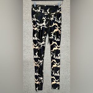The UPSIDE Camo Multi‎ 54 YOGA Fitness PANTS Leggings Women's Size SMALL / 6 NEW